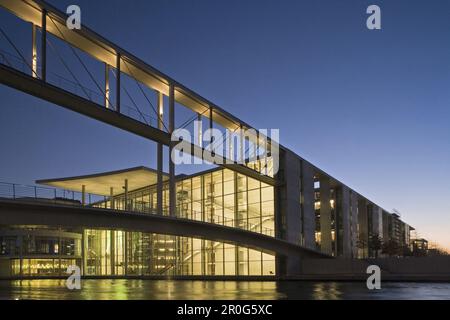 Marie-Elisabeth-Luders-Building de nuit, Berlin, Allemagne Banque D'Images