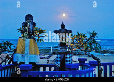 Vue sur un sanctuaire sur la côte en pleine lune, Pura Geger, sud de Bali, Indonésie, Asie Banque D'Images