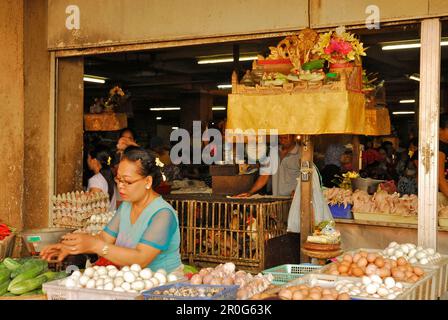 Vendeurs à leurs stands au marché central Pasar Badung, Denpasar, Bali, Indonésie, Asie Banque D'Images