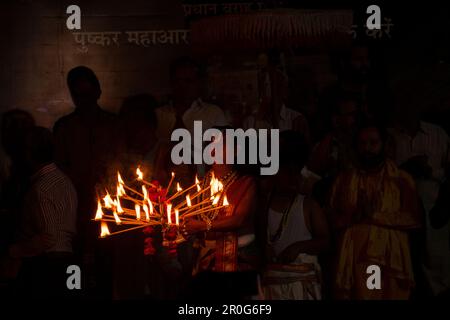 Une cérémonie d'Arti sur les ghats du lac Pushkar, Pushkar, Rajasthan, Inde Banque D'Images