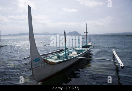 Outrigger sur le lac Taal, Philippines Banque D'Images