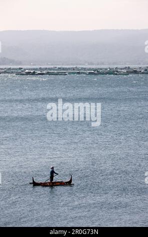 Pêcheur sur le lac Taal, Philippines Banque D'Images