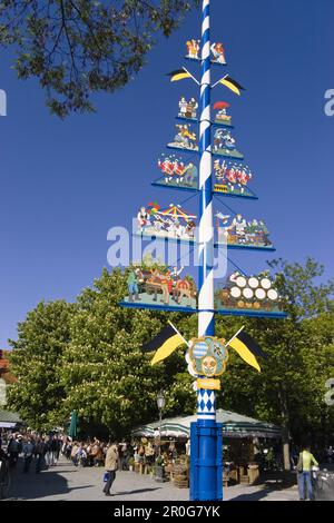 Maypole sur Viktualienmarkt, Munich, haute-Bavière, Allemagne Banque D'Images