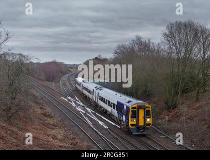 Northern Rail classe 158 sprinter train 158757 passant Crow Nest Junction (Hindley) montrant la peinture blanche réfléchissante sur le croisement Banque D'Images