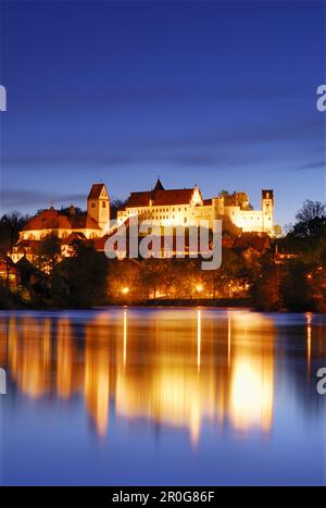 Vue sur la rivière Lech à la vieille ville avec St [-], l'abbaye de Mang [-], Fuessen, Bavière, Allemagne Banque D'Images