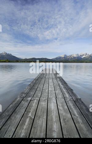 Jetée de le lac Hopfensee avec Black Mountain range in background, Allgaeu, souabe, Bavière, Allemagne Banque D'Images