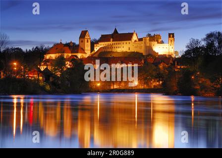 Vue sur la rivière Lech à la vieille ville avec St [-], l'abbaye de Mang [-], Fuessen, Bavière, Allemagne Banque D'Images