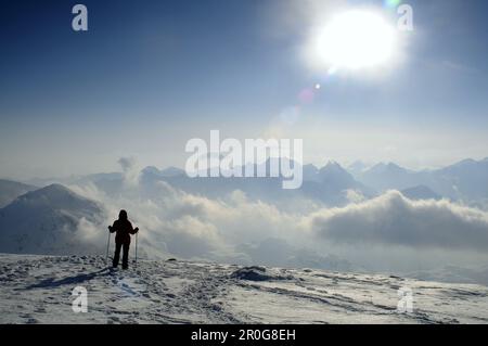 Skieur dans rétroéclairage, Diavolezza, Pontresina, Upper Engadina, Grisons, Suisse Banque D'Images