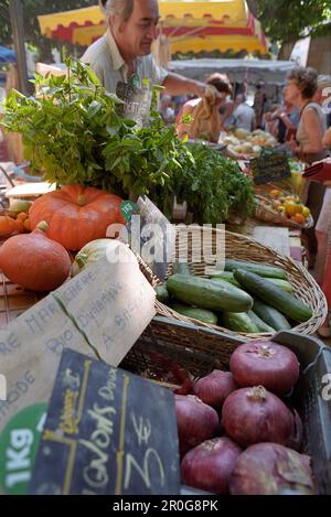 Des légumes sur une échoppe de marché, marché, Collioure, Languedoc-Roussillon, Sud France, France Banque D'Images