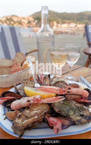 La plaque avec les fruits de mer, déjeuner dans un restaurant près de la plage, du port de Collioure, Languedoc-Roussillon, Sud France, France Banque D'Images