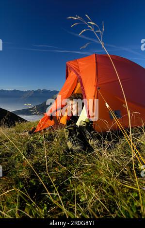 Jeune femme à la recherche d'une tente dans les montagnes, Tyrol, Autriche, Europe Banque D'Images