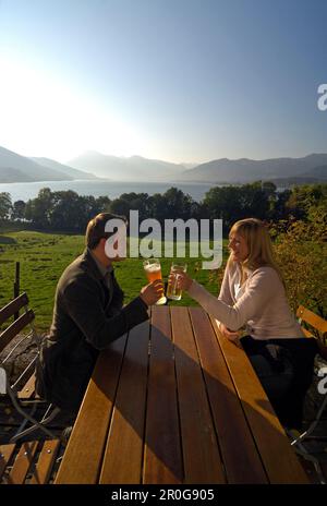 Jeune couple à un café en plein air au soleil, le lac Tegernsee, Bavière, Allemagne, Europe Banque D'Images