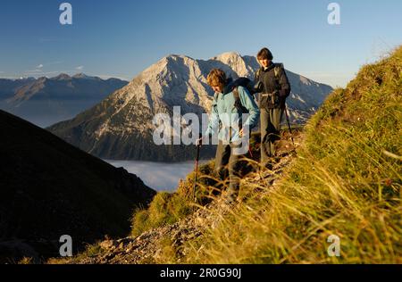 Deux randonneurs dans les montagnes, Tyrol, Autriche, Europe Banque D'Images