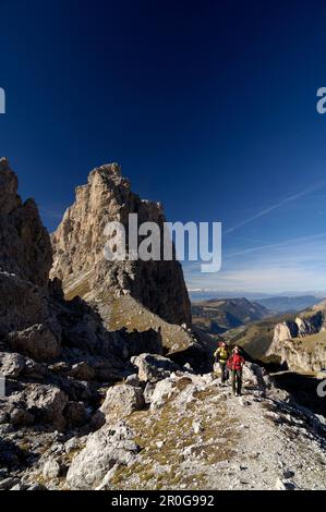 Deux personnes randonnées sur Gardena, en passant près de Wolkenstein, Dolomiten, Tyrol du Sud, Italie Banque D'Images