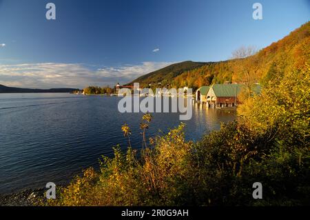 Vue sur le lac Tegernsee vers Kloster Tegernsee, Bavière, Allemagne, Europe Banque D'Images