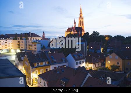 Vue sur les toits de l'église Sainte-Croix dans la soirée, Giesing, Munich, Bavière, Allemagne Banque D'Images