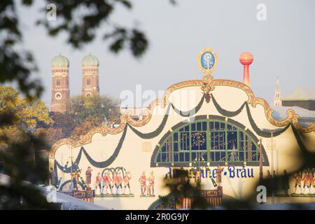 Tente de bière Oktoberfest, flèches de la Frauenkirche en arrière-plan , Munich, Bavière, Allemagne Banque D'Images