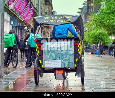 tom's rickshaw in the rain on buchanan street the style mile of scotland Stock Photo