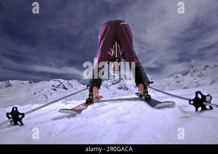 Skieur à la recherche à travers les jambes des femmes, Kappl, Tyrol, Autriche Banque D'Images