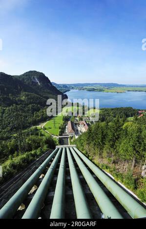 Descente de la station hydroélectrique lac Walchensee et pylônes, lac Kochelsee en arrière-plan, Alpes bavaroises, haute-Bavière, Bavière, Allemagne Banque D'Images