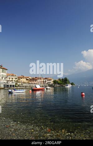 Vue sur le lac de Côme à Menaggio, Alpes de Bergame en arrière-plan, Menaggio, Lombardie, Italie Banque D'Images