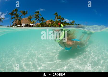 Femme snorkels aux Maldives, Maldives, South Malé Atoll Banque D'Images