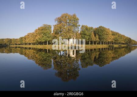 Réflexion d'arbres en automne sur fossé d'eau, Grand jardin, Jardins Herrenhausen, Hanovre, Basse-Saxe, Allemagne Banque D'Images