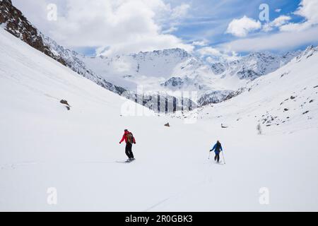 Skieur et snowboardeur en pente, Puschlav, Grisons, Suisse Banque D'Images