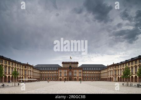 Palais de Mannheim, construit 1720-1760, aujourd'hui une université, Mannheim, Bade-Wurtemberg, Allemagne, Europe Banque D'Images