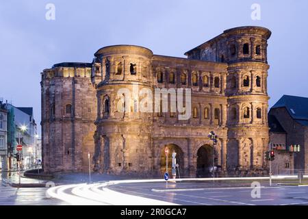 Porta Nigra, grande porte romaine de la ville, monument de Trèves, la plus ancienne ville d'Allemagne, Trèves, Rhénanie Palatinat, Allemagne, Europe Banque D'Images