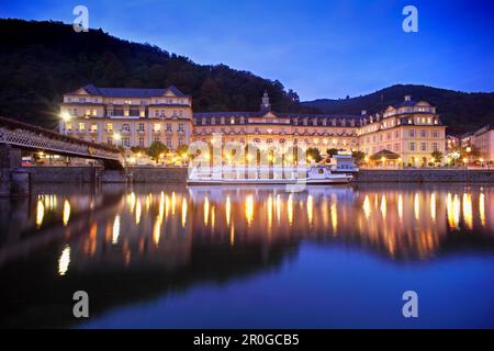 Vue sur la rivière Lahn, kurhaus à Bad Ems, Rhénanie-Palatinat, Allemagne Banque D'Images