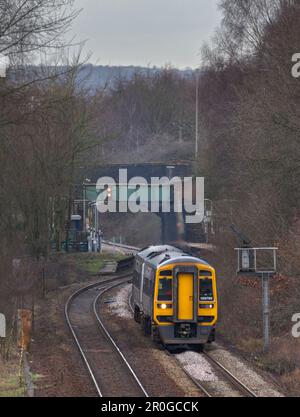 Train diesel 158795 de classe 158 de Northern Rail au départ de la gare de Hindley, Lancashire, Royaume-Uni Banque D'Images