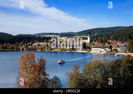 Vue sur le lac Titisee en direction de Titisee Neustadt, Bade-Wurtemberg, Allemagne Banque D'Images