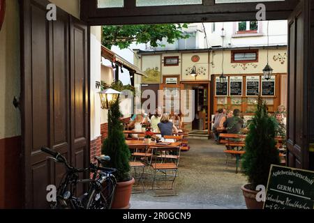 Invités dans un apple wine pub,'Alt-Sachsenhausen, Frankfurt am Main, Hesse, Allemagne Banque D'Images