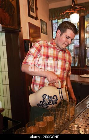 Apple Man pouring wine, Frankfurt am Main, Hesse, Allemagne Banque D'Images