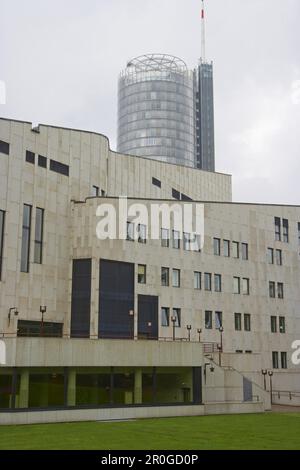 Aalto-théâtre, RWE Tower en arrière-plan, Essen, Rhénanie-du-Nord-Westphalie, Allemagne Banque D'Images