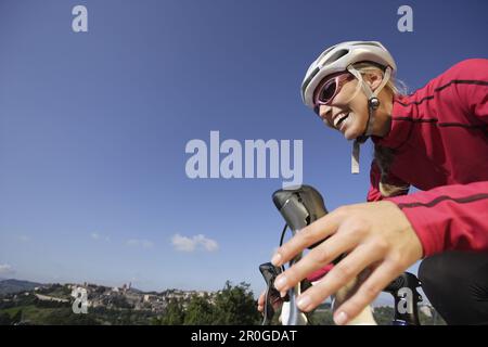 Jeune femme cycliste, Urbino, Marche, Italie Banque D'Images