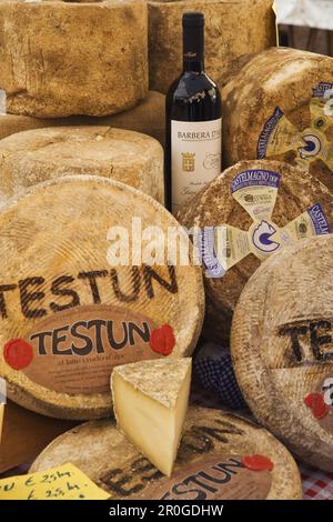 Blocage de fromage dans le marché d'Alba, Piémont, Italie Banque D'Images
