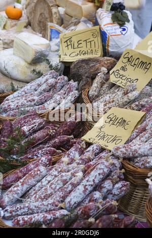 Salami stand au marché intérieur de l'Alba, Piémont, Italie Banque D'Images