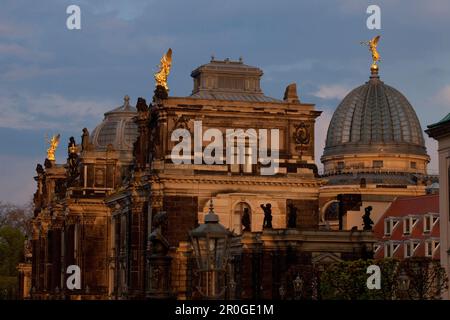 Bâtiment Lipsius avec dôme et sculptures ange vues depuis la terrasse de Brühl, Dresde, Saxe, Allemagne Banque D'Images