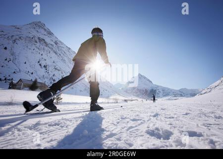 Ski de fond dans la vallée de Paznaun, près de Galtuer, Tyrol, Autriche Banque D'Images