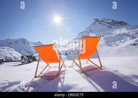 Deux chaises longues dans la neige, de Galtuer, vallée de Paznaun, Tyrol, Autriche Banque D'Images