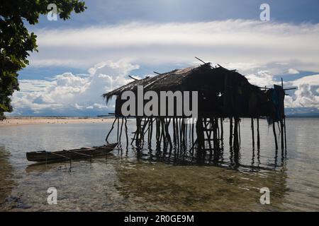 Maison sur pilotis sur l'île près de Sorong, Raja Ampat, Papouasie occidentale, en Indonésie Banque D'Images