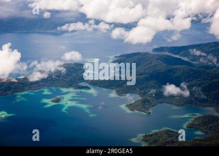 Îles près de Sorong, Raja Ampat, Papouasie occidentale, en Indonésie Banque D'Images