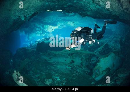 Cave Diver dans Chac Mool Cénote, Playa del Carmen, péninsule du Yucatan, Mexique Banque D'Images