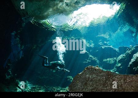 Cave Diver dans Chac Mool Cénote, Playa del Carmen, péninsule du Yucatan, Mexique Banque D'Images