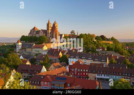 Vue sur la vieille ville avec minster, Breisach am Rhein, Bade-Wurtemberg, Allemagne Banque D'Images