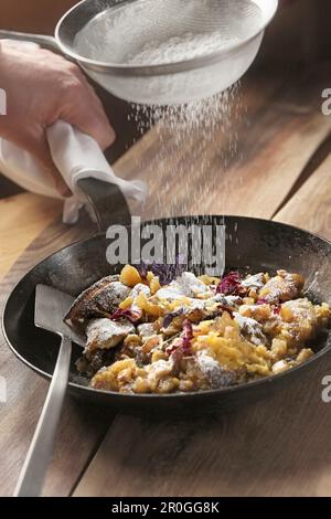 Kaiserschmarrn aux pommes et au miel, Alpe di Siusi, vallée d'Eisack, Trentin-Haut-Adige/Südtirol, Italie Banque D'Images