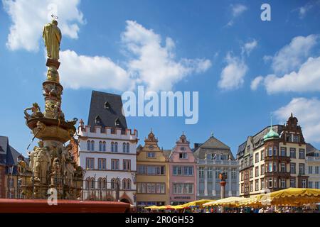 Hauptmarkt (place principale) avec Steipe et St. Peter's Fountain, Trèves, Rhénanie-Palatinat, Allemagne Banque D'Images