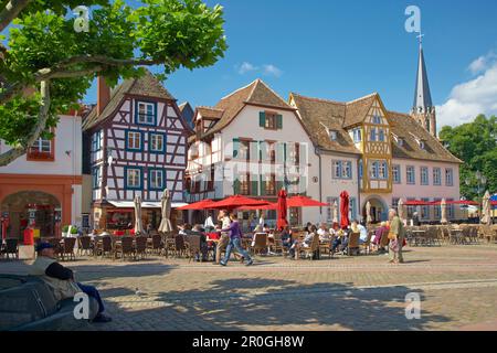 Pavement café dans la place du marché, Neustadt an der Weinstrasse, Rhénanie-Palatinat, Allemagne Banque D'Images